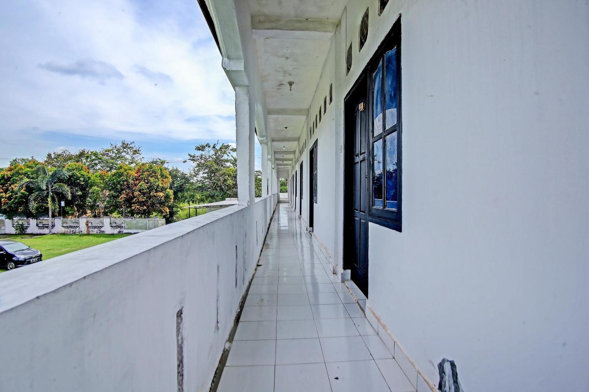Oyo Life 91127 Wisma Sukajadi Syariah Perabumulih Εξωτερικό φωτογραφία