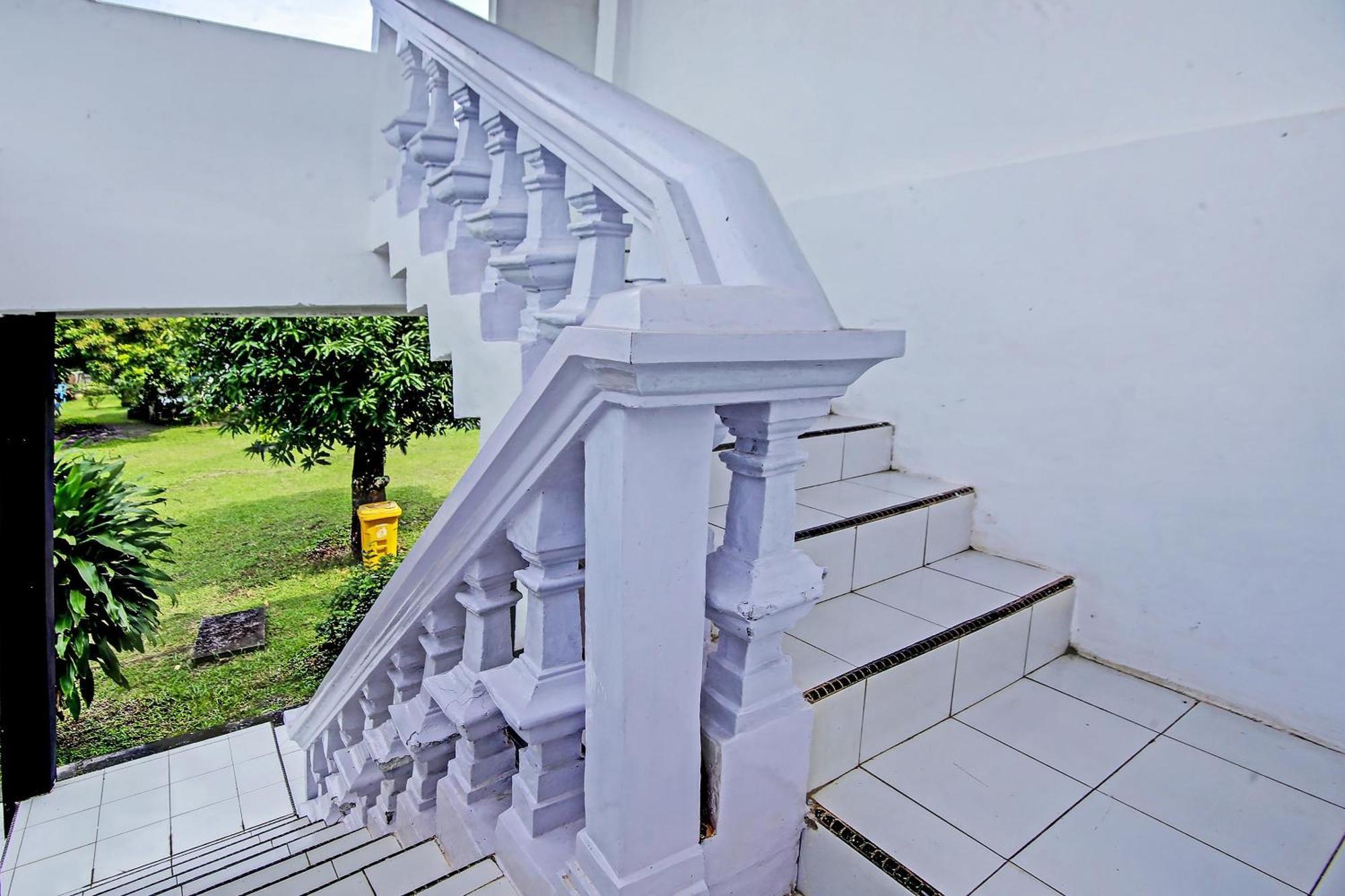 Oyo Life 91127 Wisma Sukajadi Syariah Perabumulih Εξωτερικό φωτογραφία