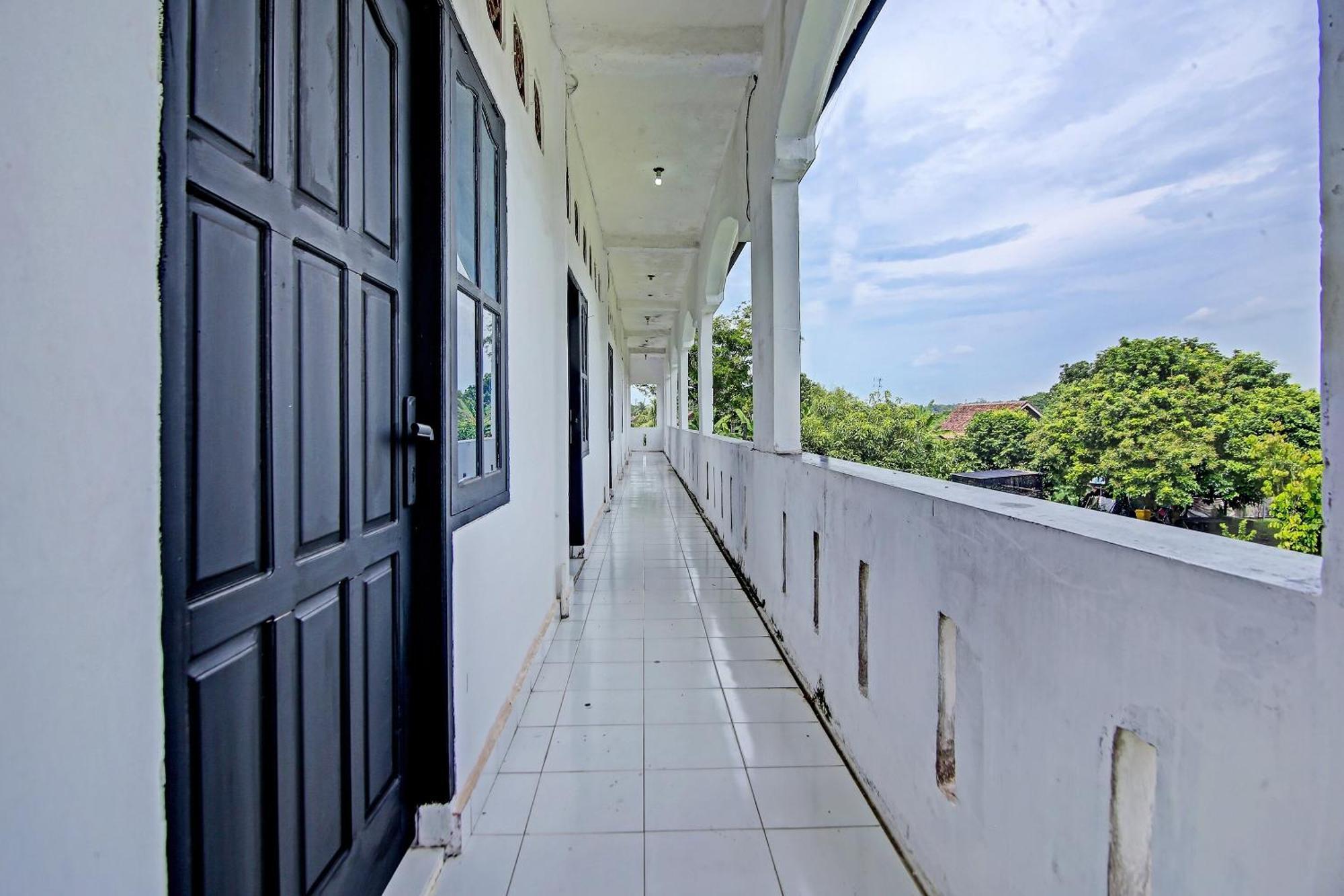 Oyo Life 91127 Wisma Sukajadi Syariah Perabumulih Εξωτερικό φωτογραφία