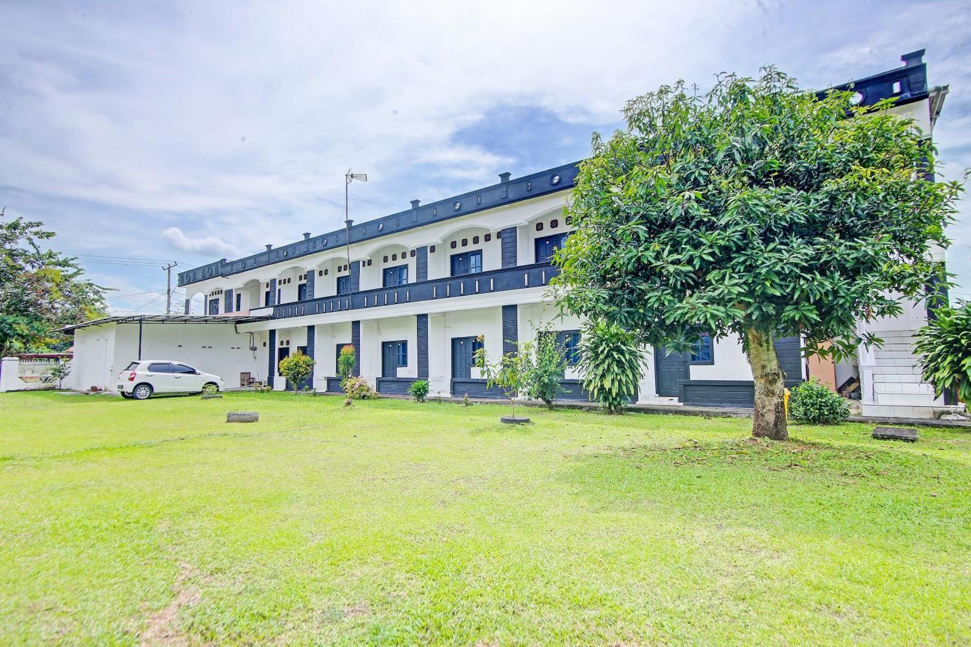 Oyo Life 91127 Wisma Sukajadi Syariah Perabumulih Εξωτερικό φωτογραφία